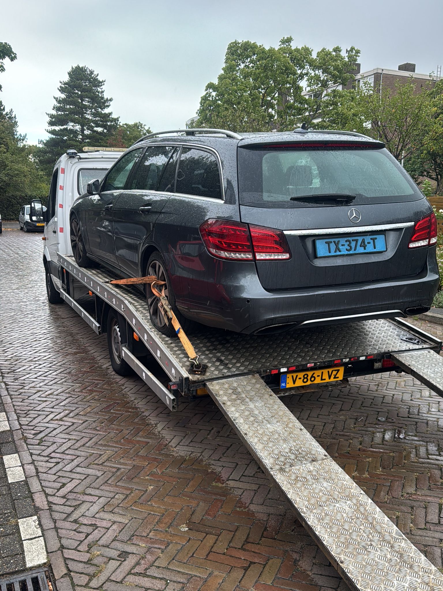 Autotransport/sleepdienst onderweg in de Randstad
