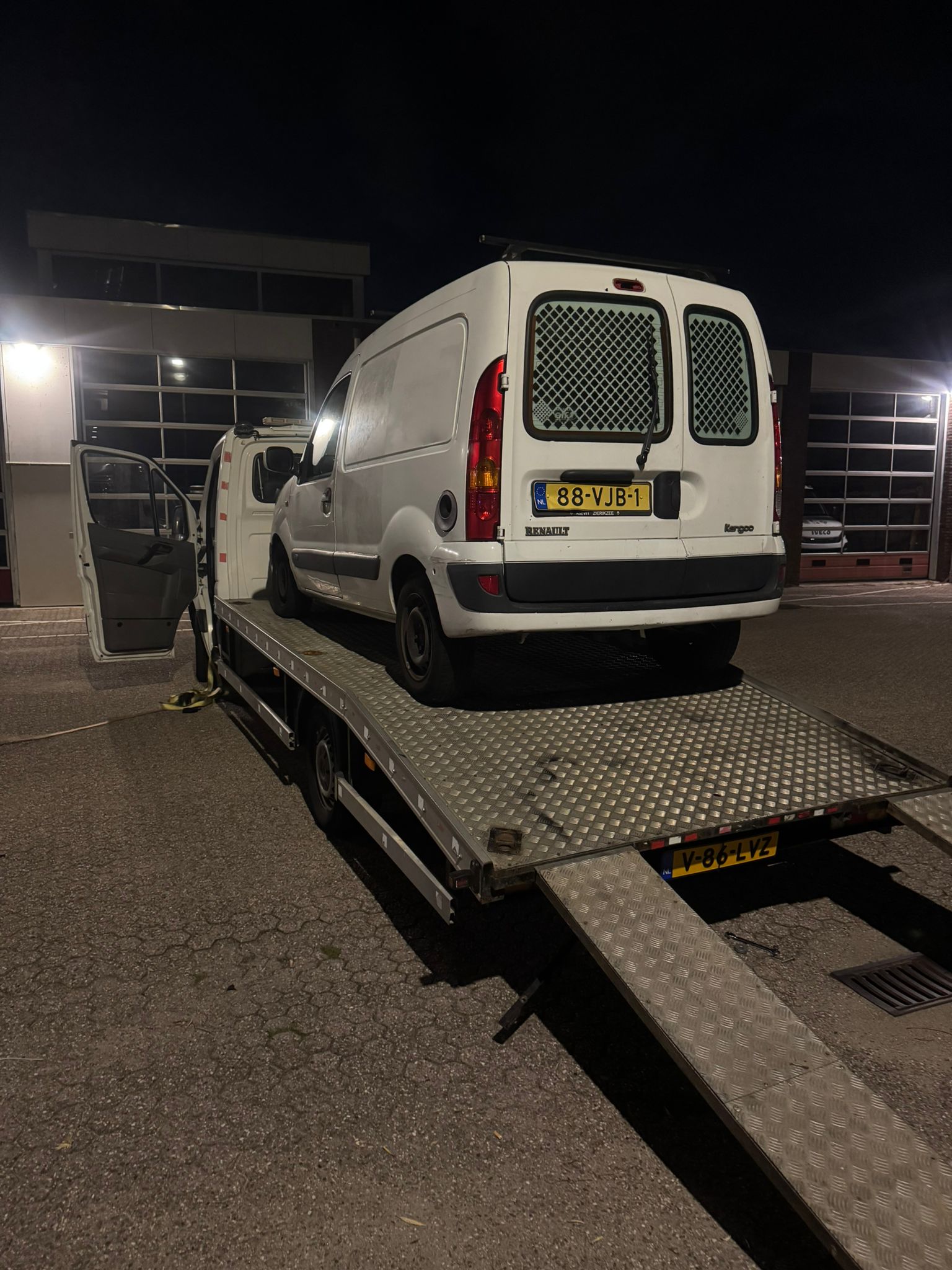 Team bezig met veilig autotransport